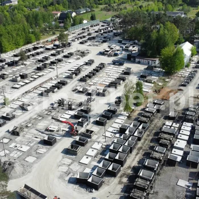 zbiorniki na placu produkcyjnym w widoku z drona