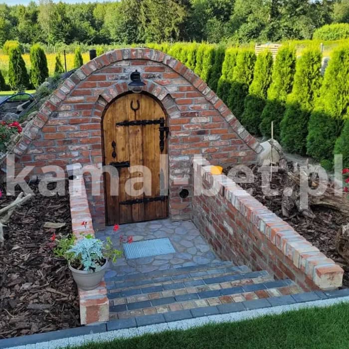 Gotowa ziemianka ogrodowa - Tradycyjna piwniczka z ceglaną elewacją