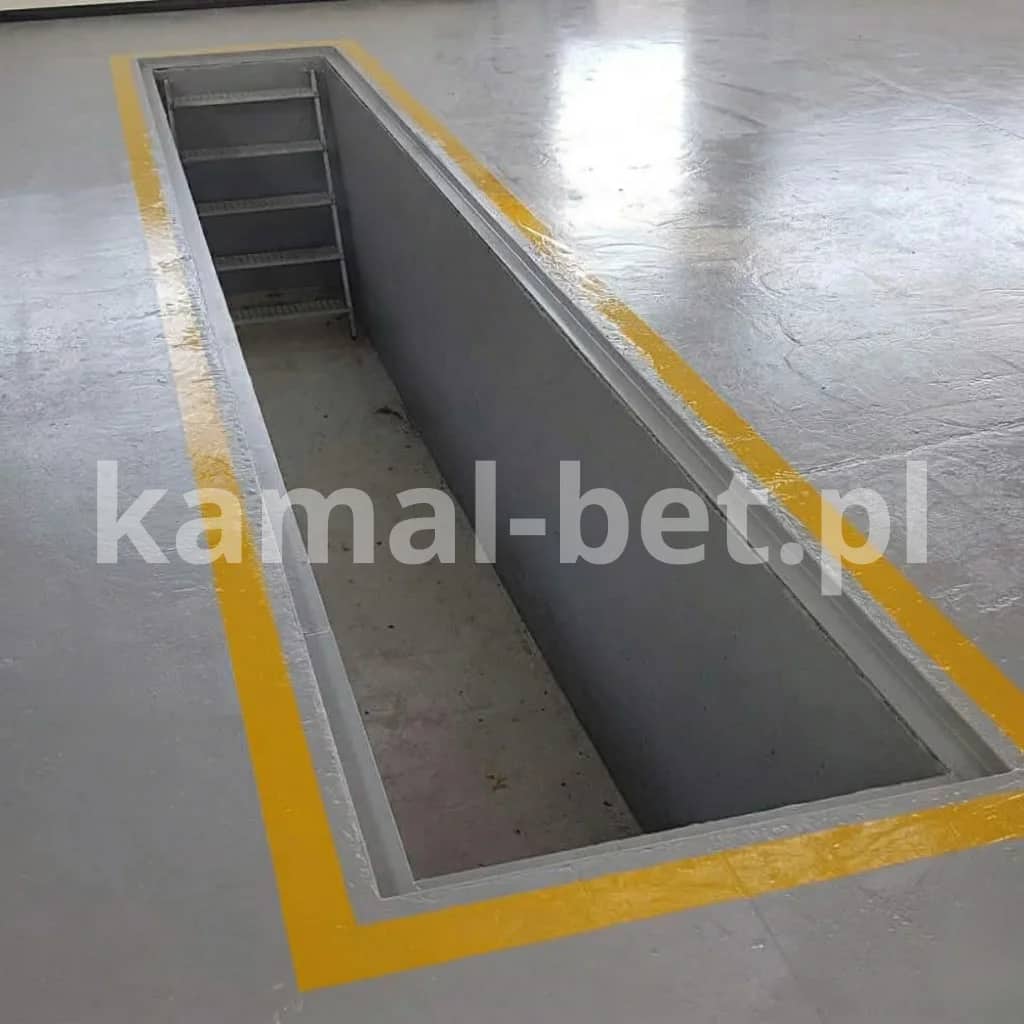 Gotowy betonowy kanał samochodowy w posadzce garażu — Kamal-Bet