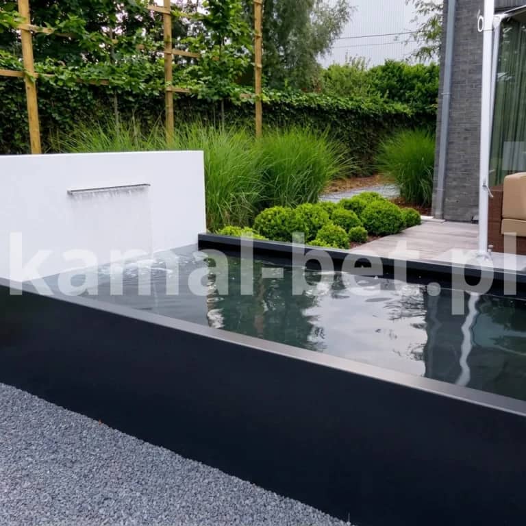 Eleganckie oczko wodne z wylewką – ciemny beton w ogrodzie