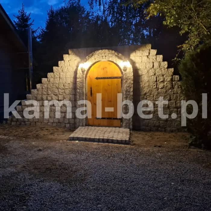 podswietlona-piwniczka-ogrodowa-z-kamienia-noca