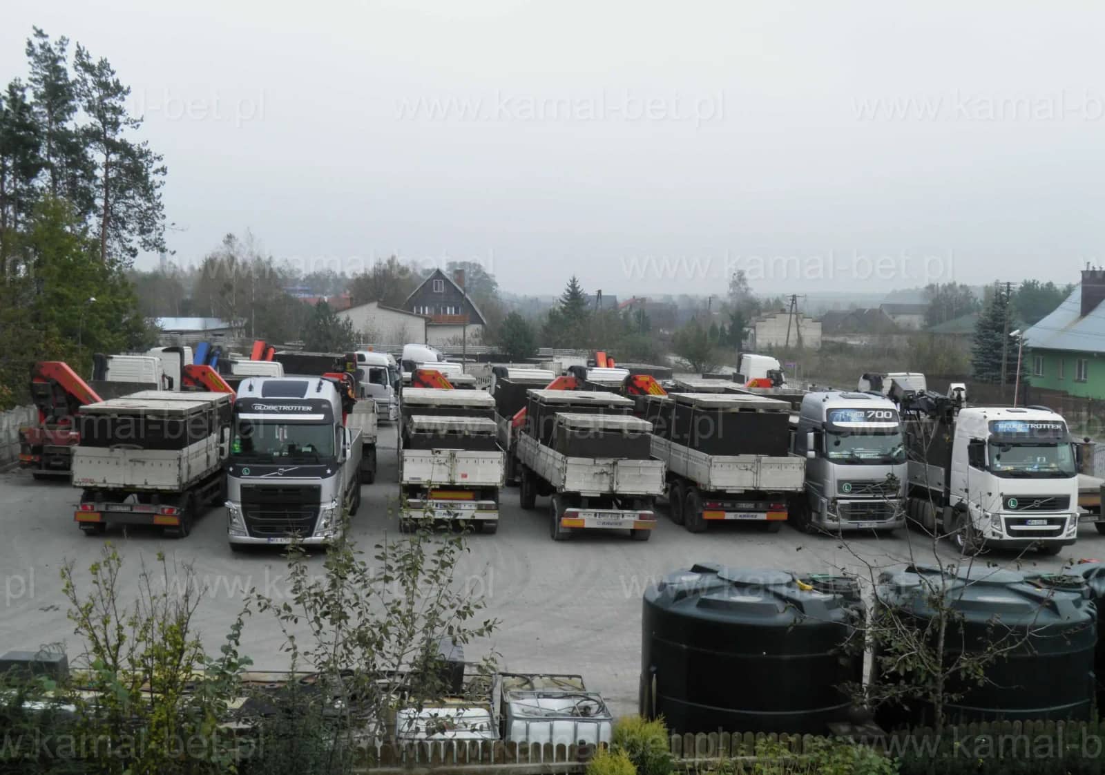 Plac firmowy Kamal-Bet z flotą samochodów ciężarowych i przyczep do transportu zbiorników
