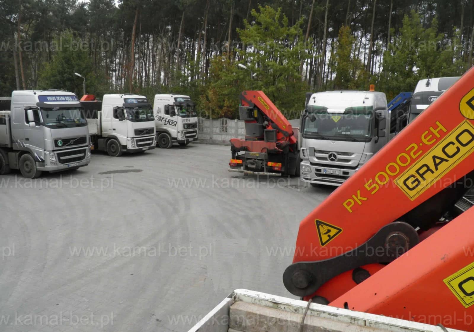 Samochody ciężarowe Volvo i Mercedes z żurawiem HDS Palfinger PK 50002 na placu