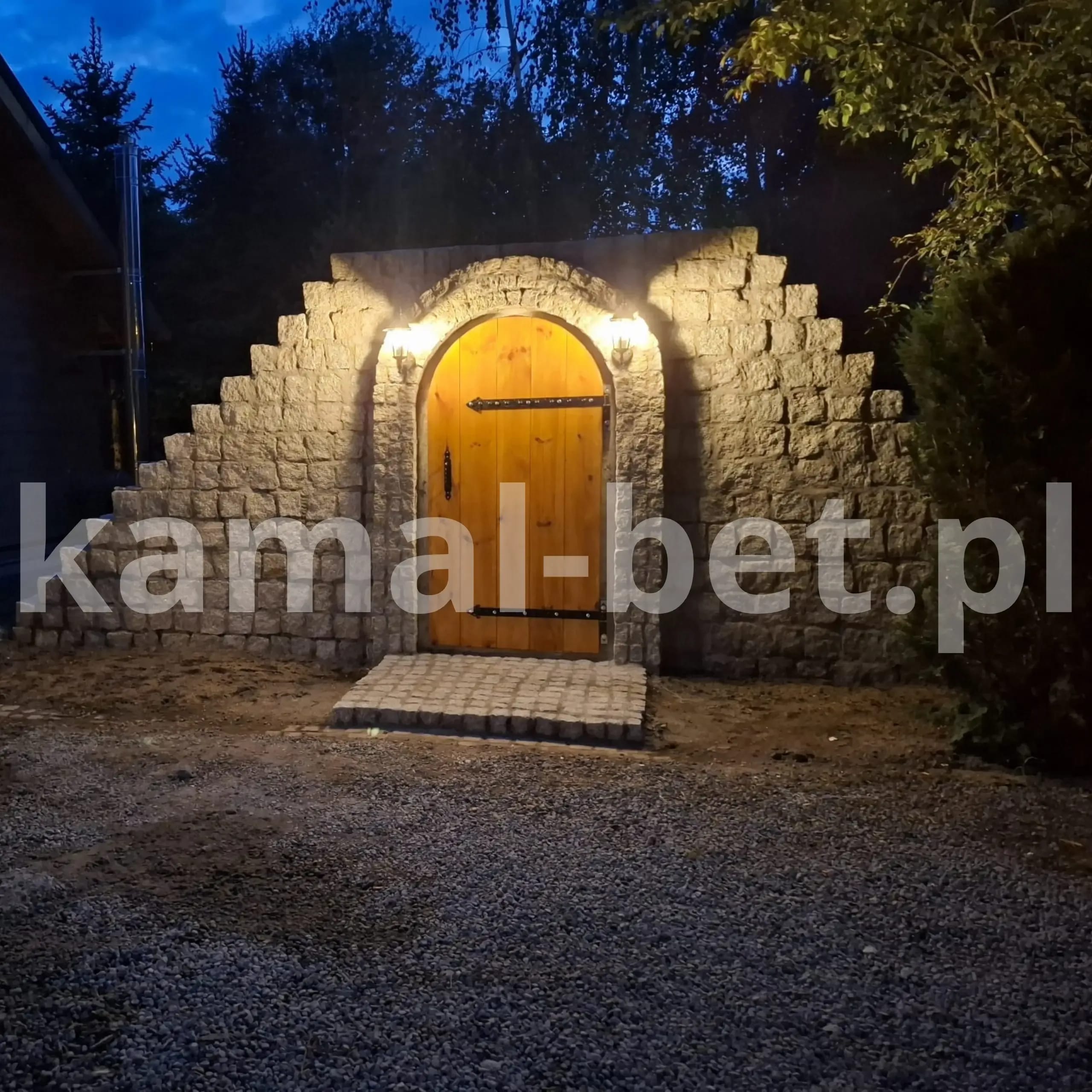 podswietlona-piwniczka-ogrodowa-z-kamienia-noca
