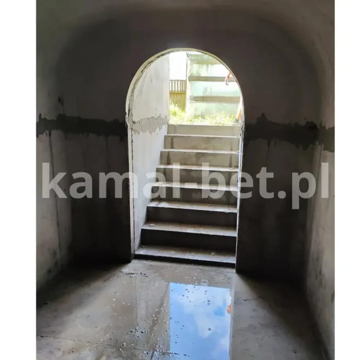 Wnętrze piwnicy betonowej - Widok na schody i betonowy przedsionek