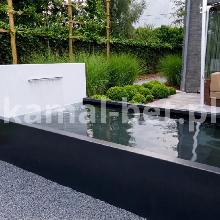 Eleganckie oczko wodne z wylewką – ciemny beton w ogrodzie