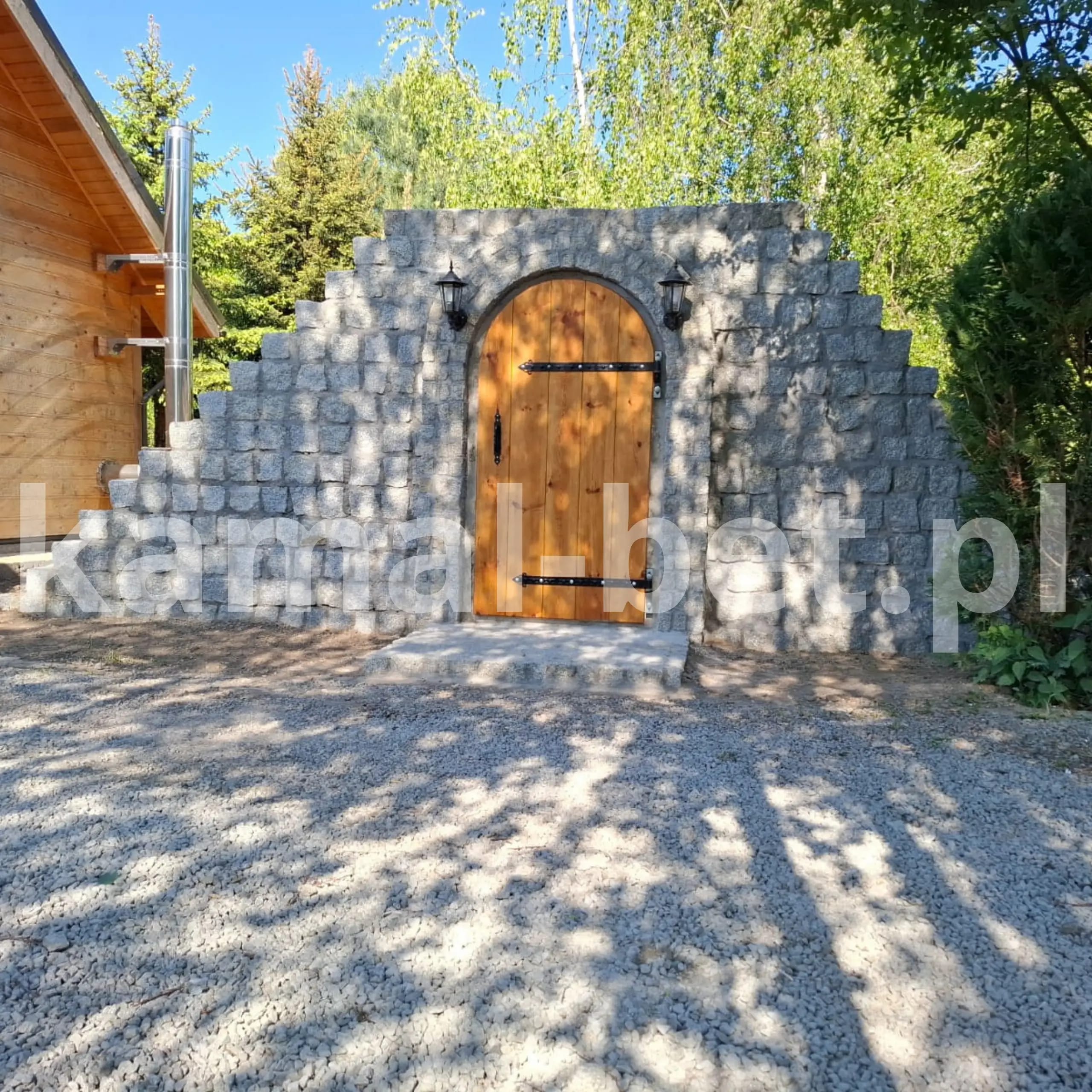 ziemianka-ogrodowa-z-kamienia-drewniane-drzwi