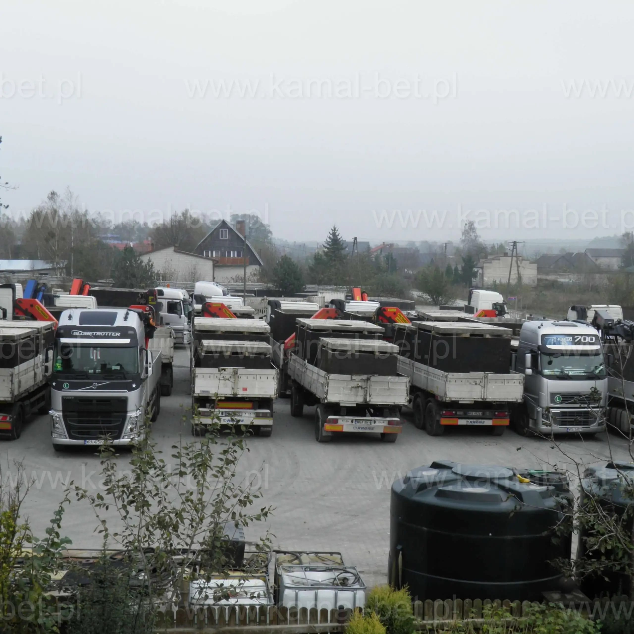 Plac firmowy Kamal-Bet z flotą samochodów ciężarowych i przyczep do transportu zbiorników