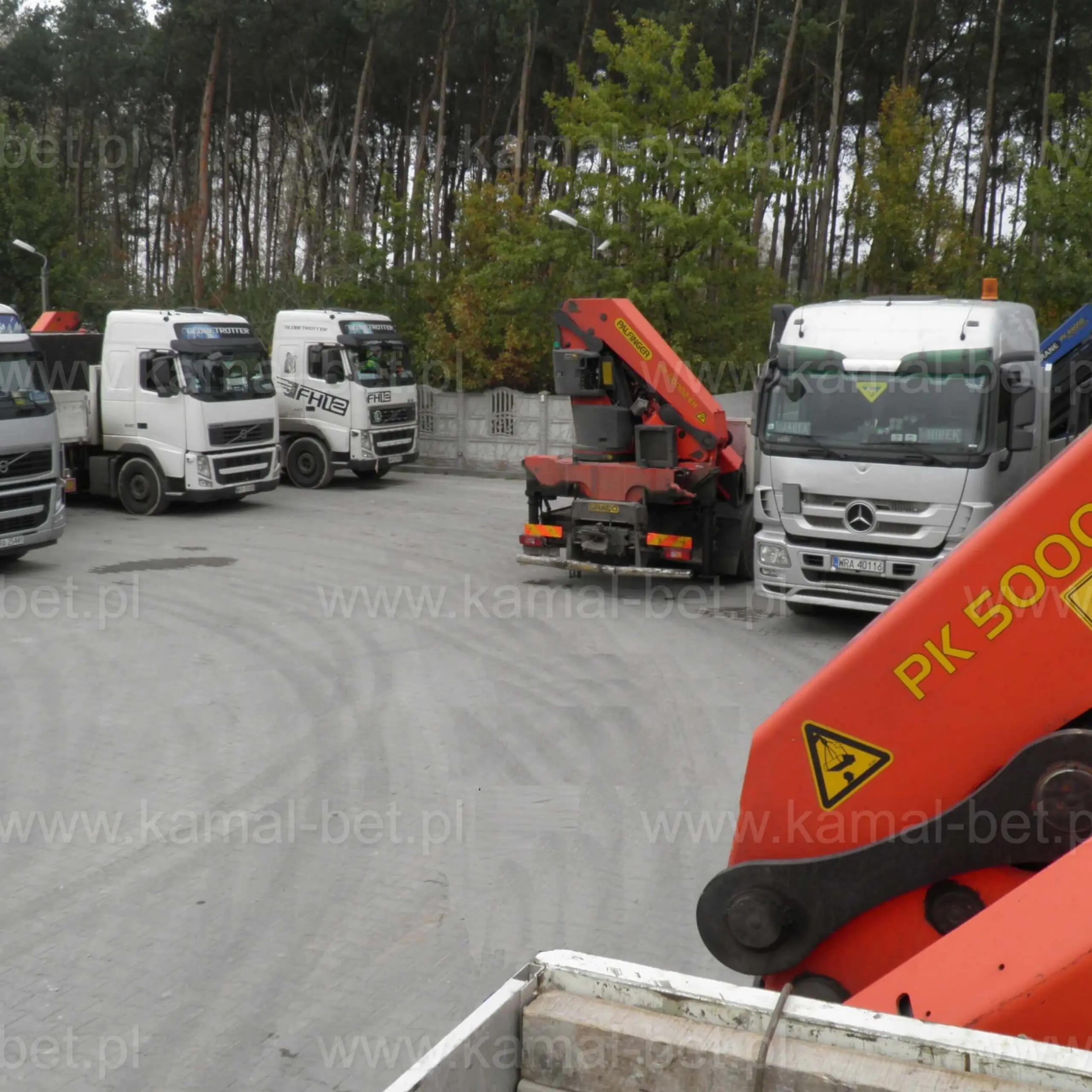 Samochody ciężarowe Volvo i Mercedes z żurawiem HDS Palfinger PK 50002 na placu