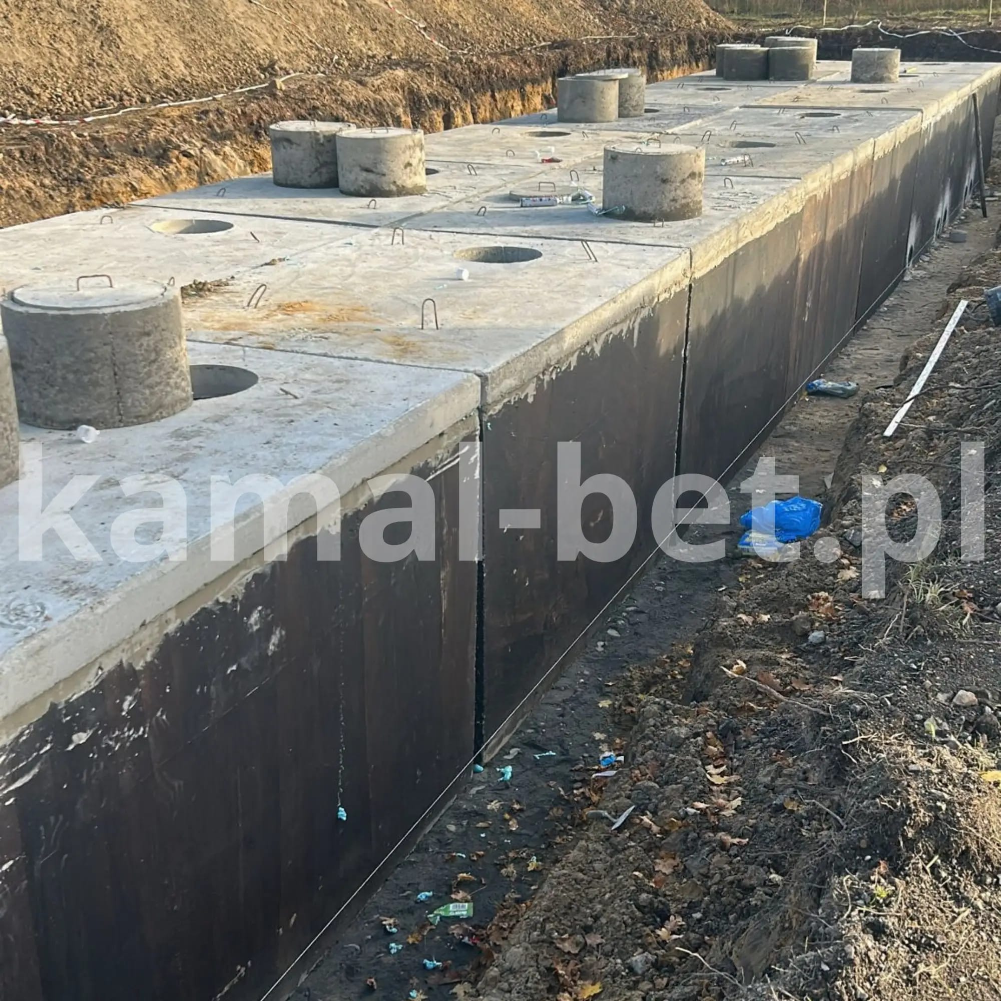 Ciąg zbiorników betonowych łączonych szeregowo w wykopie