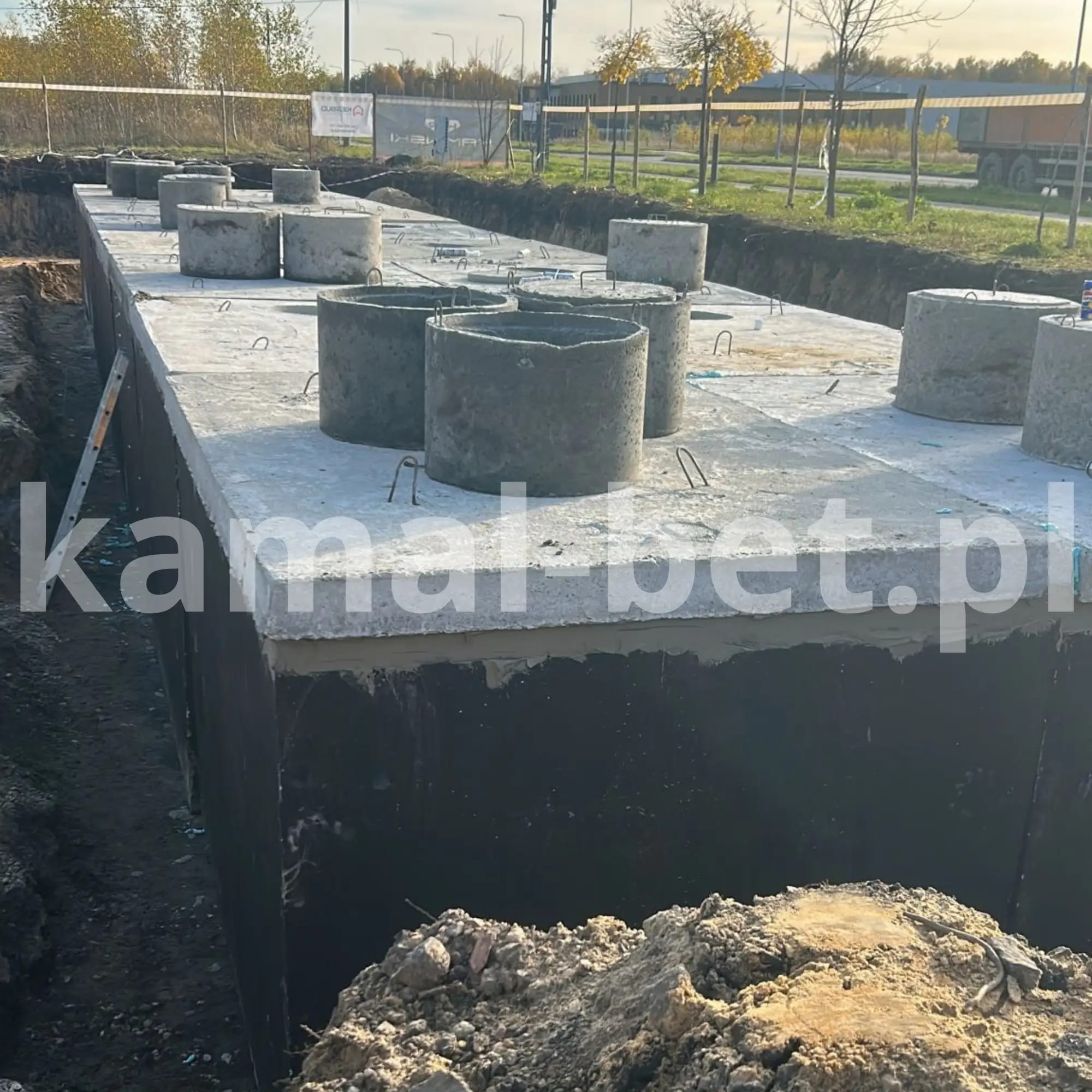Duży zbiornik betonowy z wieloma kominami włazowymi