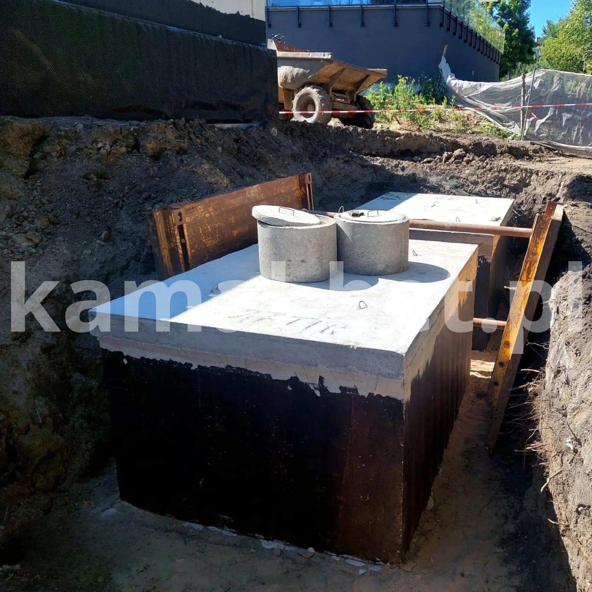 Zbiornik betonowy z płytą przejezdną TIR i dwoma kominami w wykopie
