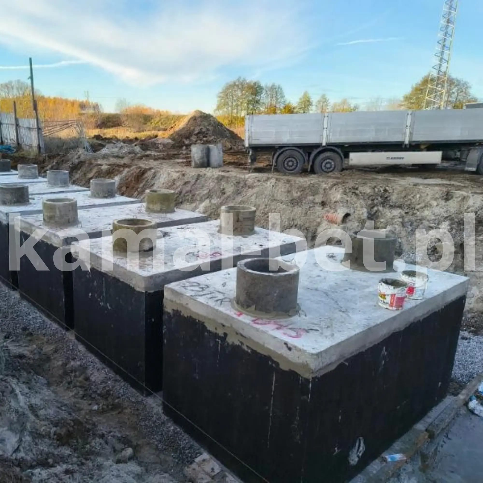 Zbiorniki betonowe w wykopie po dostawie naczepą
