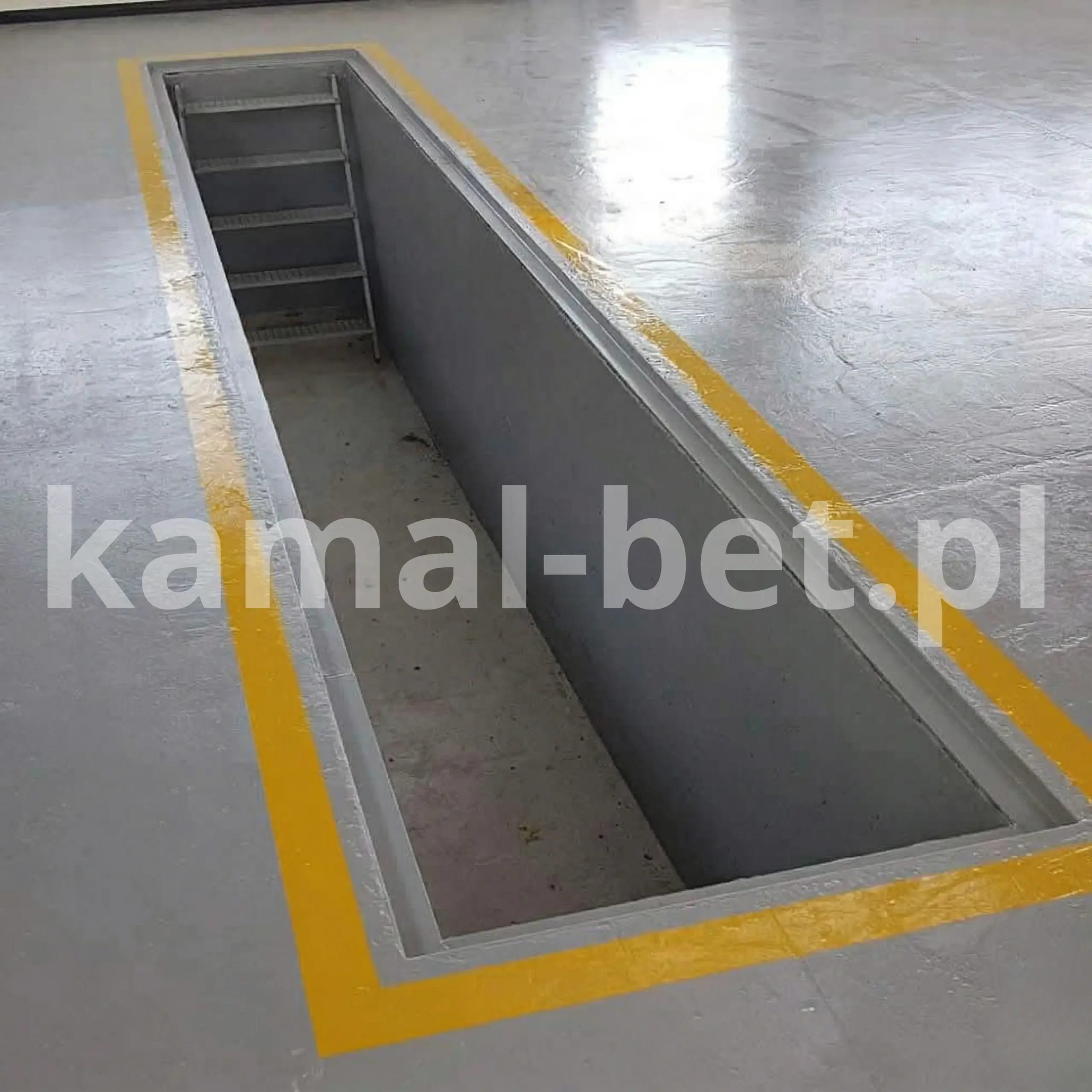 Gotowy betonowy kanał samochodowy w posadzce garażu — Kamal-Bet