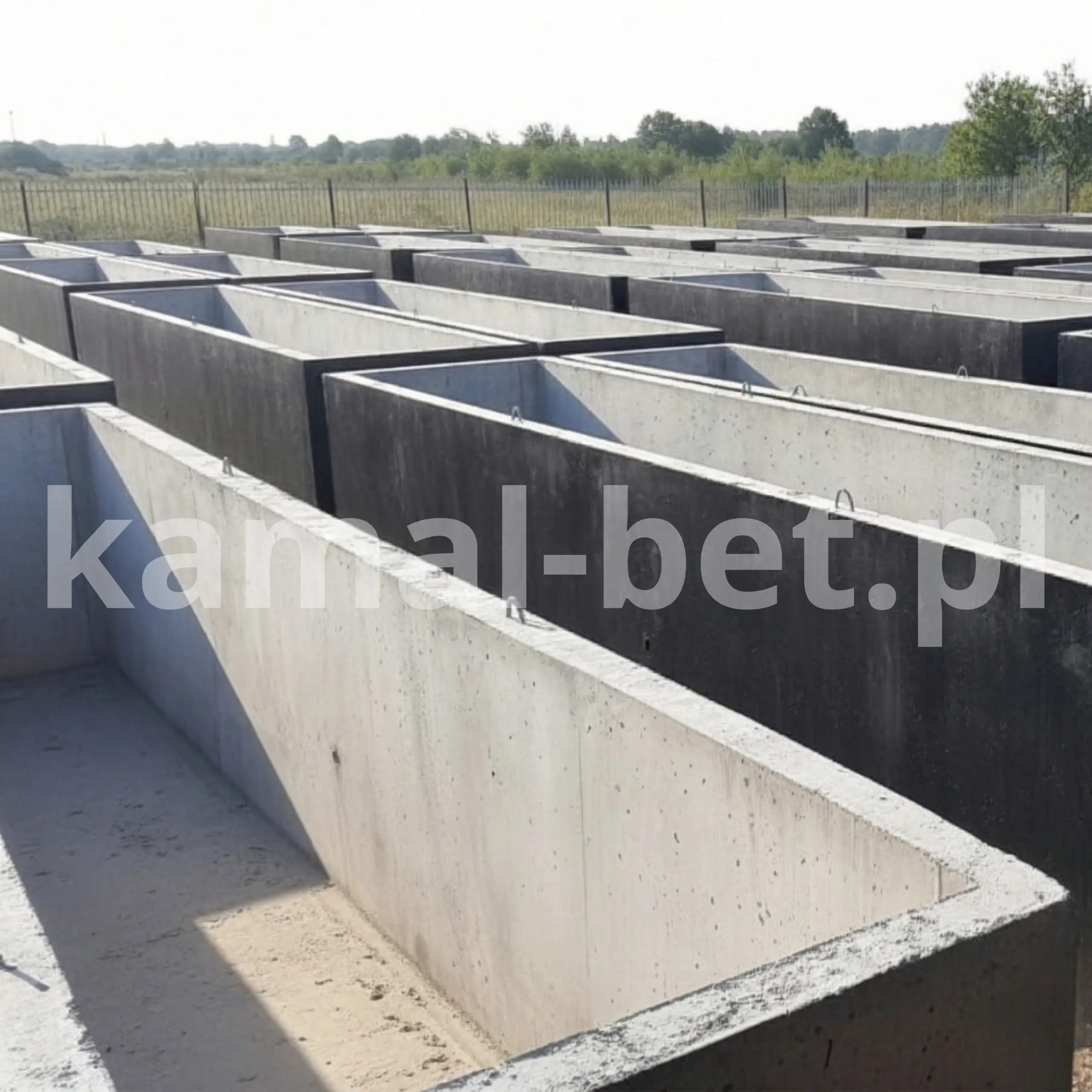 Betonowe kanały samochodowe różnych wymiarów na placu produkcyjnym — Kamal-Bet